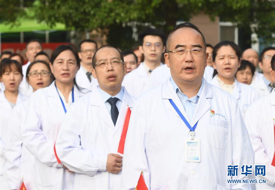 (抗疫先進(jìn)事跡·圖文互動(dòng))(2)張定宇:疫情“暴風(fēng)眼”里,“漸凍”之軀與時(shí)間賽跑