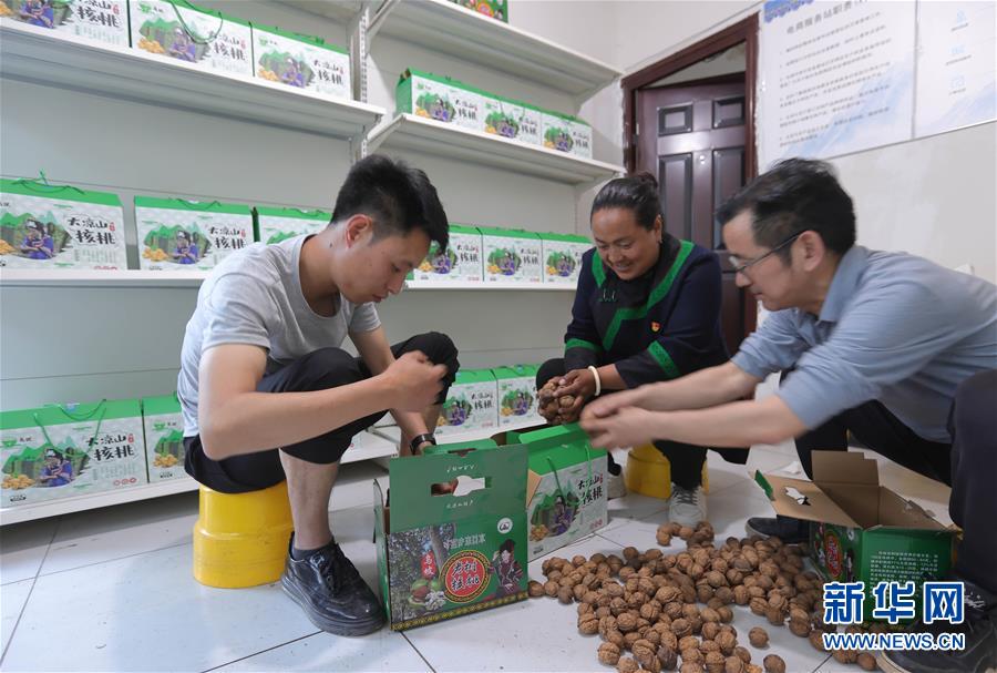 （代表委員履職）（7）全國人大代表吉克石烏：創建&ldquo;四好&rdquo;挑起脫貧大梁