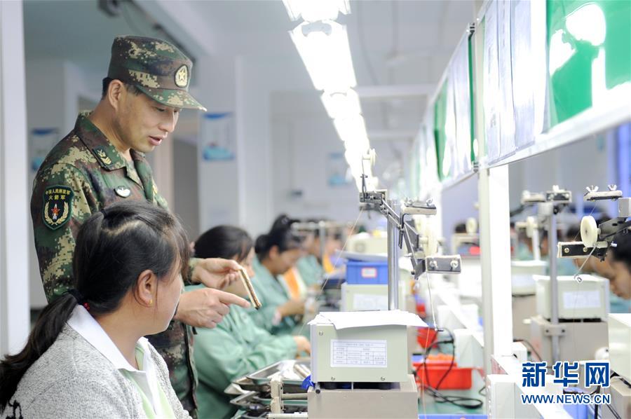 (代表委員履職·圖文互動(dòng))(1)跑遍山寨送希望 奔波萬(wàn)里助脫貧——全國(guó)人大代表周豐林履職記