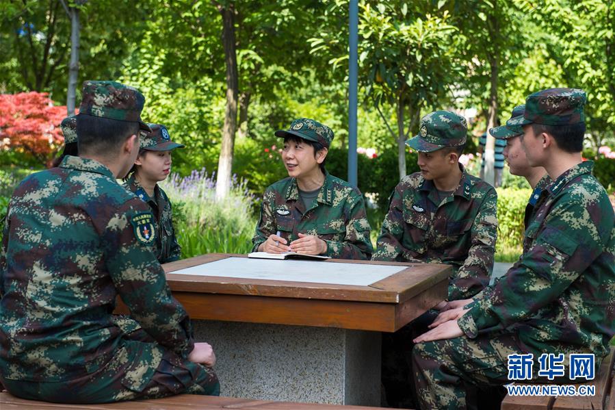 (代表委員履職·圖文互動(dòng))全國(guó)政協(xié)委員王雪梅:讓更多年輕人了解部隊(duì) 熱愛軍旅文化