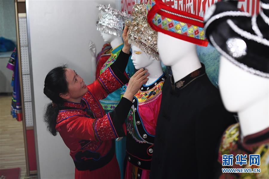 （兩會人物&middot;圖文互動）（5）帶娃、賺錢兩不誤&mdash;&mdash;一位農民工代表眼中的脫貧新工作