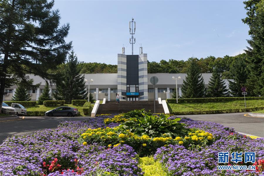 （新華全媒頭條&middot;出訪&middot;圖文互動）（1）你的目光我的暖&mdash;&mdash;記習近平主席訪問&ldquo;海洋&rdquo;全俄兒童中心