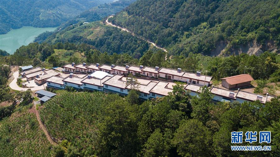 （在習(xí)近平新時(shí)代中國(guó)特色社會(huì)主義思想指引下&mdash;&mdash;新時(shí)代新作為新篇章&middot;總書記關(guān)心的百姓身邊事&middot;圖文互動(dòng)）（1）&ldquo;四好農(nóng)村路&rdquo;：通向幸福，通向遠(yuǎn)方