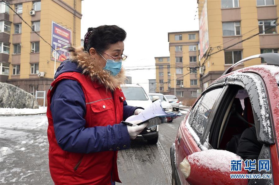 （習近平致敬的戰(zhàn)&ldquo;疫&rdquo;英雄&middot;社區(qū)工作者篇&middot;圖文互動）（1）他們，堅守一線戰(zhàn)風雨