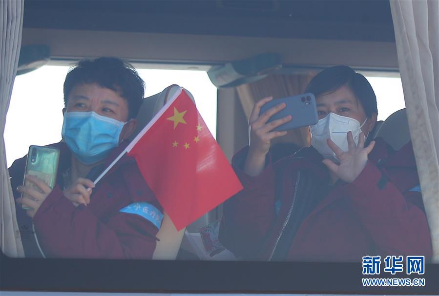 (在習近平新時代中國特色社會主義思想指引下——新時代新作為新篇章·習近平總書記關切事·圖文互動)(3)給你最溫暖的擁抱——保護關心愛護抗疫一線醫務人員在行動