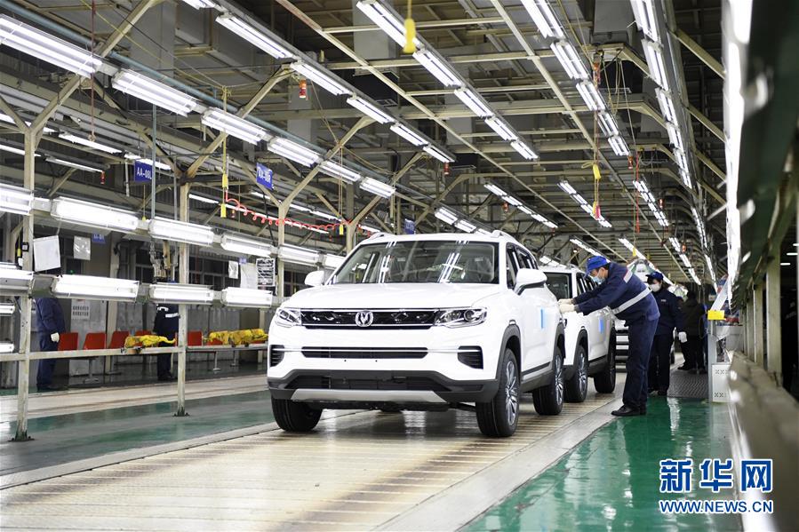 (在習(xí)近平新時(shí)代中國(guó)特色社會(huì)主義思想指引下——新時(shí)代新作為新篇章·習(xí)近平總書(shū)記關(guān)切事·圖文互動(dòng))(1)化“危”為“機(jī)” 念好“新”字訣——各地產(chǎn)業(yè)發(fā)展“新”動(dòng)向掃描