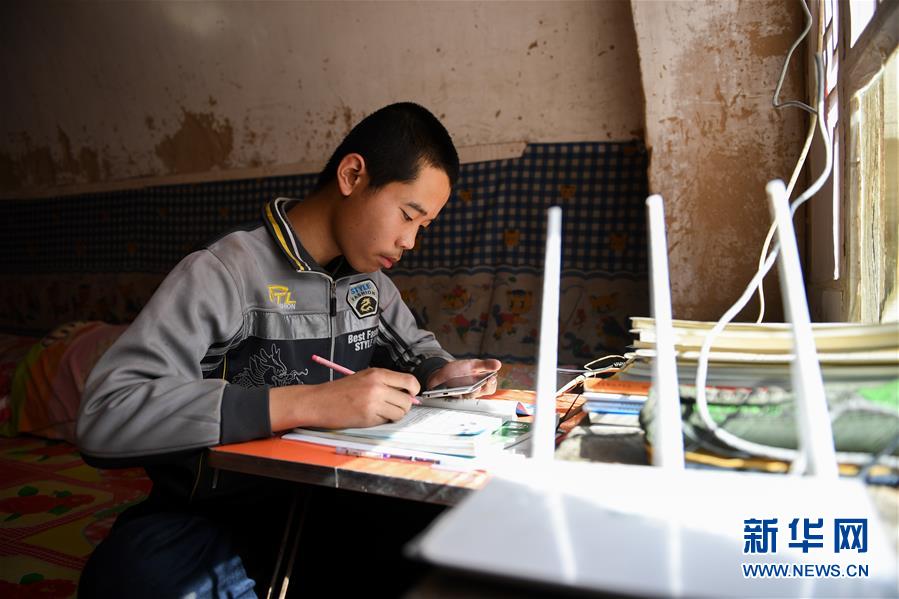 （在習(xí)近平新時(shí)代中國特色社會主義思想指引下&mdash;&mdash;新時(shí)代新作為新篇章&middot;習(xí)近平總書記關(guān)切事&middot;圖文互動(dòng)）（7）讓城市更聰明　讓經(jīng)濟(jì)更智慧&mdash;&mdash;各地加快形成數(shù)字新動(dòng)能促經(jīng)濟(jì)社會行穩(wěn)致遠(yuǎn)