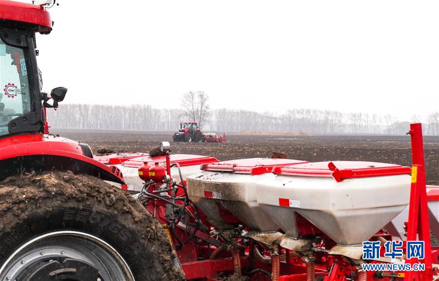 (在習(xí)近平新時(shí)代中國(guó)特色社會(huì)主義思想指引下——新時(shí)代新作為新篇章·習(xí)近平總書記關(guān)切事·圖文互動(dòng))(11)春耕忙 信心足——谷雨時(shí)節(jié)走馬東北直擊糧事