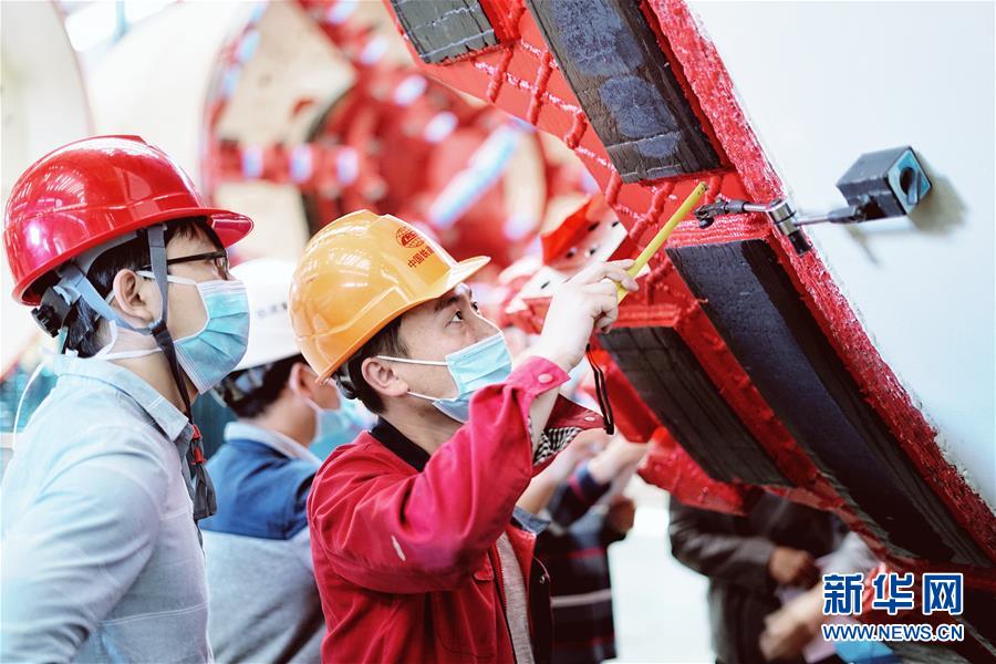 （在習近平新時代中國特色社會主義思想指引下&mdash;&mdash;新時代新作為新篇章&middot;習近平總書記關切事&middot;圖文互動）（1）最有力的支撐，最堅決的攀登&mdash;&mdash;記錄奮戰在復工復產一線的科技工作者