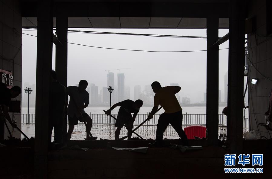 （在習近平新時代中國特色社會主義思想指引下&mdash;&mdash;新時代新作為新篇章&middot;習近平總書記關切事&middot;圖文互動）（3）戰疫魔,斗洪魔&mdash;&mdash;湖北全力應對防疫、防汛疊加&ldquo;雙考&rdquo;