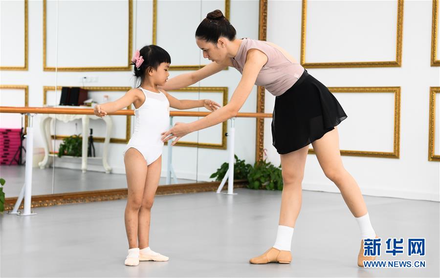 (在習近平新時代中國特色社會主義思想指引下——新時代新作為新篇章·習近平總書記關切事·圖文互動)(10)感受開放新魅力——海南自由貿易港建設開局觀察