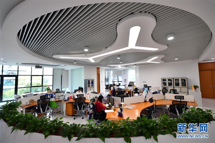 （在習(xí)近平新時(shí)代中國(guó)特色社會(huì)主義思想指引下&mdash;&mdash;新時(shí)代新作為新篇章&middot;習(xí)近平總書(shū)記關(guān)切事&middot;圖文互動(dòng)）（4）我家大門(mén)常打開(kāi)&mdash;&mdash;經(jīng)濟(jì)特區(qū)全方位對(duì)外開(kāi)放故事