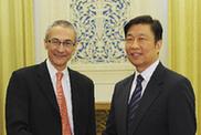李源潮會(huì)見美國進(jìn)步中心主席波德斯塔