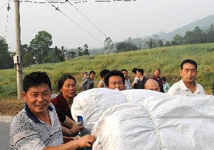 各種生活物資源源不斷運抵災區