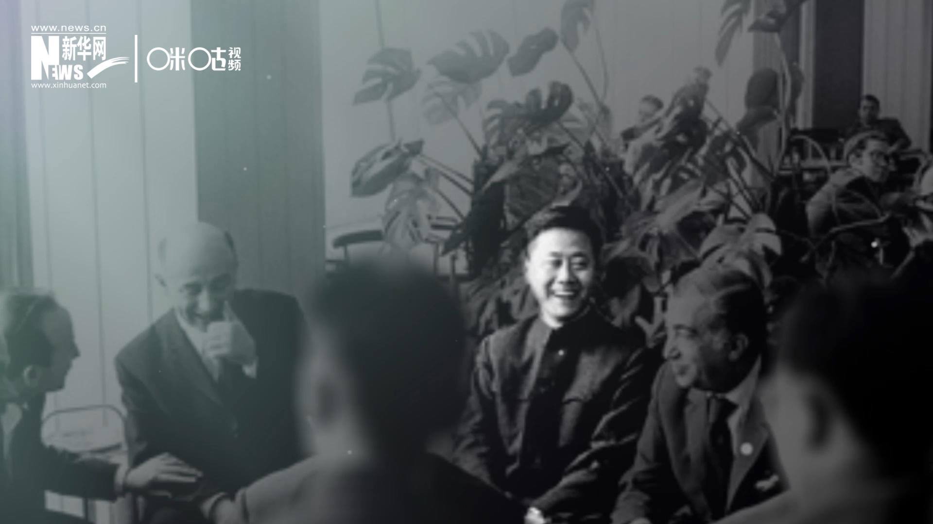 照片里的這個(gè)人是高梁，原新華社國(guó)際部記者。原本作為代表團(tuán)隨行記者的他接到通知，由他帶領(lǐng)一支先遣小組先行去紐約。