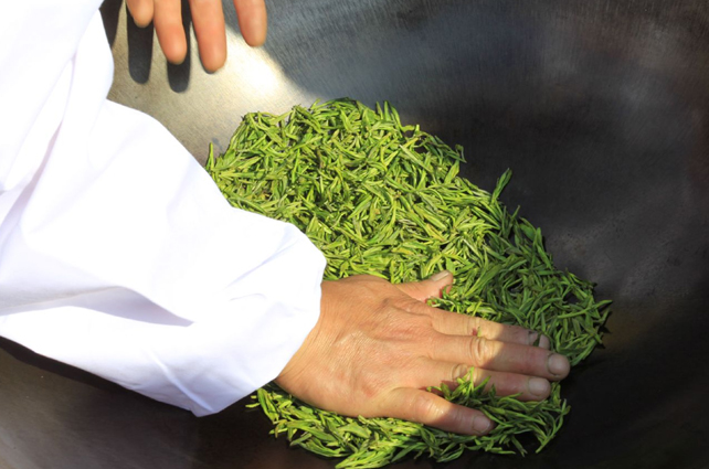 好茶占盡天時(shí)地利，炒茶師月入三五萬(wàn)
