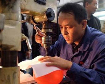 &ldquo;航天勵志哥&rdquo;氣球上給紙打孔