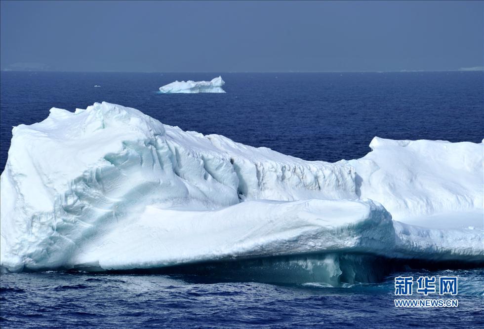 &ldquo;雪龍&rdquo;號駛進南大洋浮冰區(高清)
