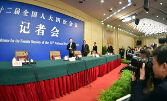 尚福林、劉士余、項(xiàng)俊波等步入會(huì)場(chǎng)