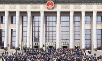 閉幕會(huì)后,代表走出人民大會(huì)堂