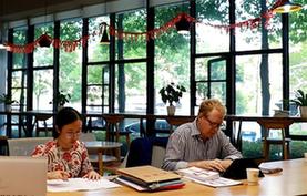 中國(guó)成就，世界矚目&mdash;&mdash;來(lái)自基層蹲點(diǎn)現(xiàn)場(chǎng)的報(bào)道