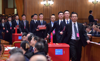 工作人員準備發放選票