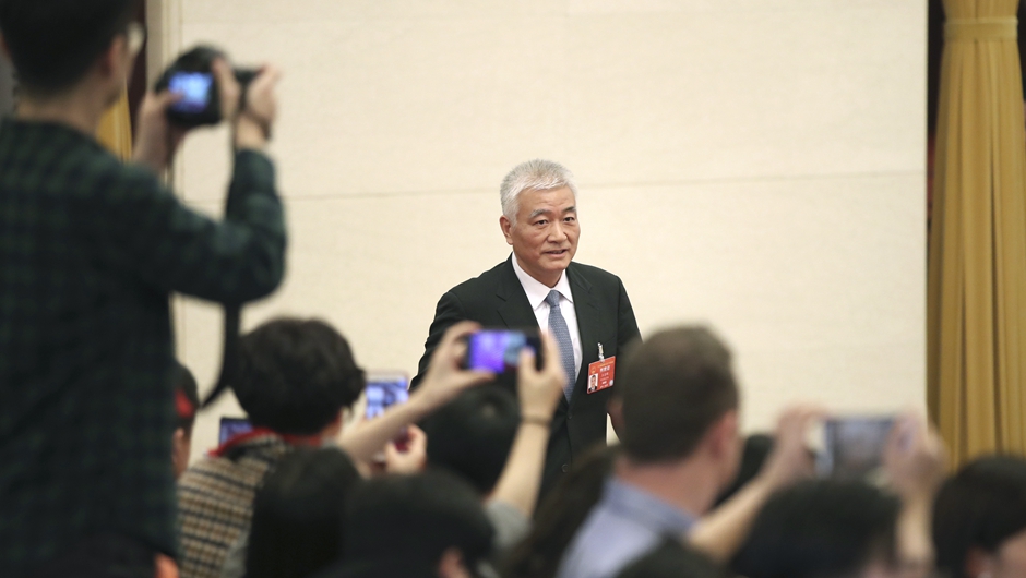 王志剛步入&ldquo;部長(zhǎng)通道&rdquo;，準(zhǔn)備接受采訪(fǎng)