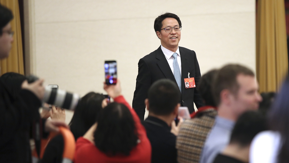 張曉明步入&ldquo;部長(zhǎng)通道&rdquo;，準(zhǔn)備接受采訪(fǎng)