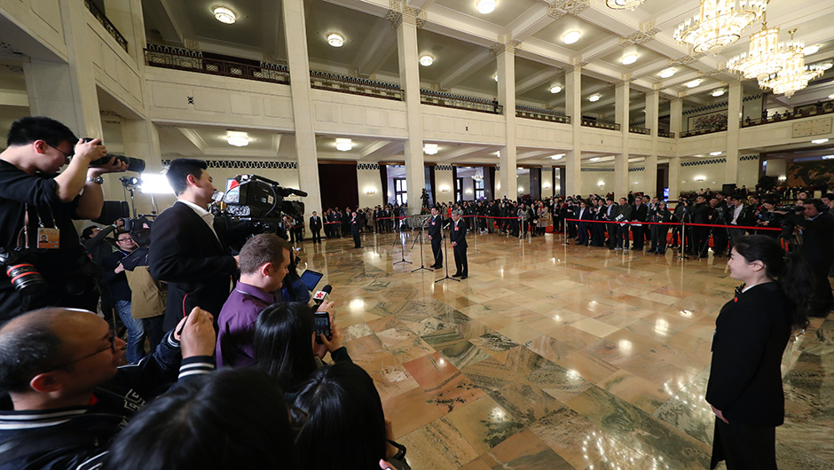 全國政協委員在&ldquo;委員通道&rdquo;接受采訪