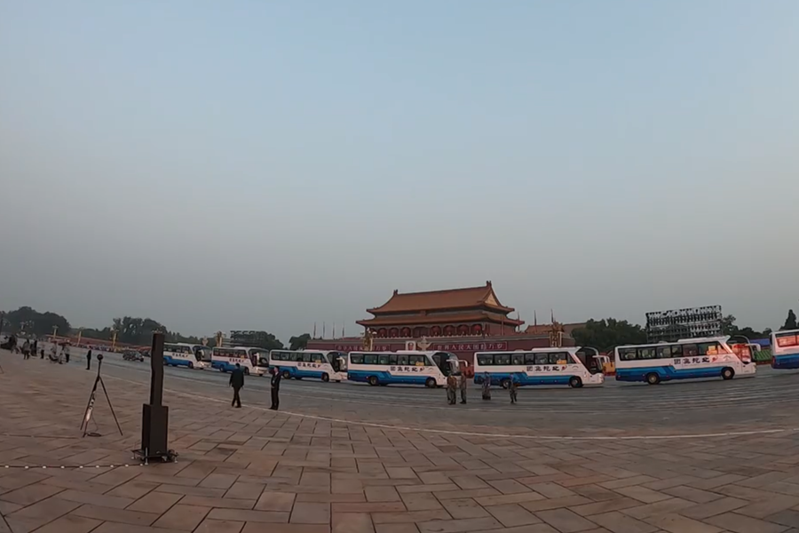 10月1日清晨的天安門城樓和長安街，燈火通明，正在準備慶祝大會的工作人員雖然緊張忙碌，但仍顯得井然有序