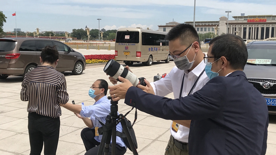 本網記者在人民大會堂東門外廣場做直播前準備工作