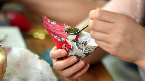 山東郯城：&ldquo;網絡課堂&rdquo;制香囊