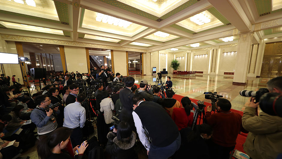 記者在&ldquo;部長(zhǎng)通道&rdquo;采訪(fǎng)