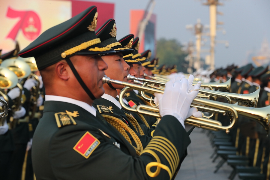 解放軍聯合軍樂團在廣場就位后進行準備工作和試奏。據了解，解放軍聯合軍樂團此次演奏是從開國大典至今歷次閱兵以來演奏曲目最多的一次，不少曲目是為此次閱兵量身打造的全新作品，此次也是歷次女演奏員最多的一次。