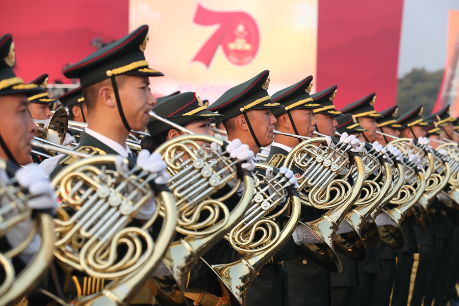 解放軍聯合軍樂團在廣場就位后進行準備工作和試奏。據了解，解放軍聯合軍樂團此次演奏是從開國大典至今歷次閱兵以來演奏曲目最多的一次，不少曲目是為此次閱兵量身打造的全新作品，此次也是歷次女演奏員最多的一次。