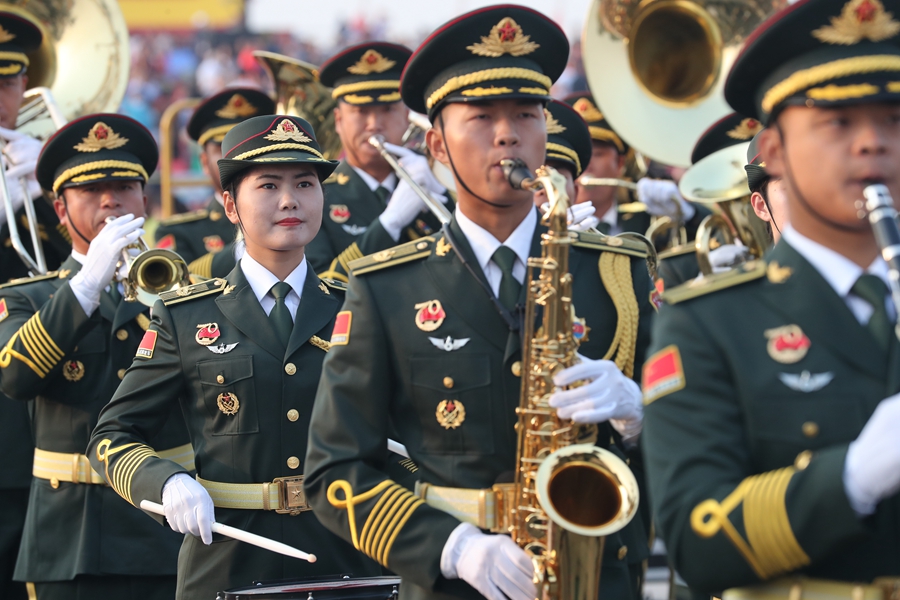 解放軍聯合軍樂團在廣場就位后進行準備工作和試奏。據了解，解放軍聯合軍樂團此次演奏是從開國大典至今歷次閱兵以來演奏曲目最多的一次，不少曲目是為此次閱兵量身打造的全新作品，此次也是歷次女演奏員最多的一次。