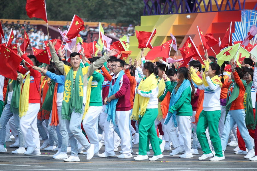 群眾大游行，歡樂的海洋！