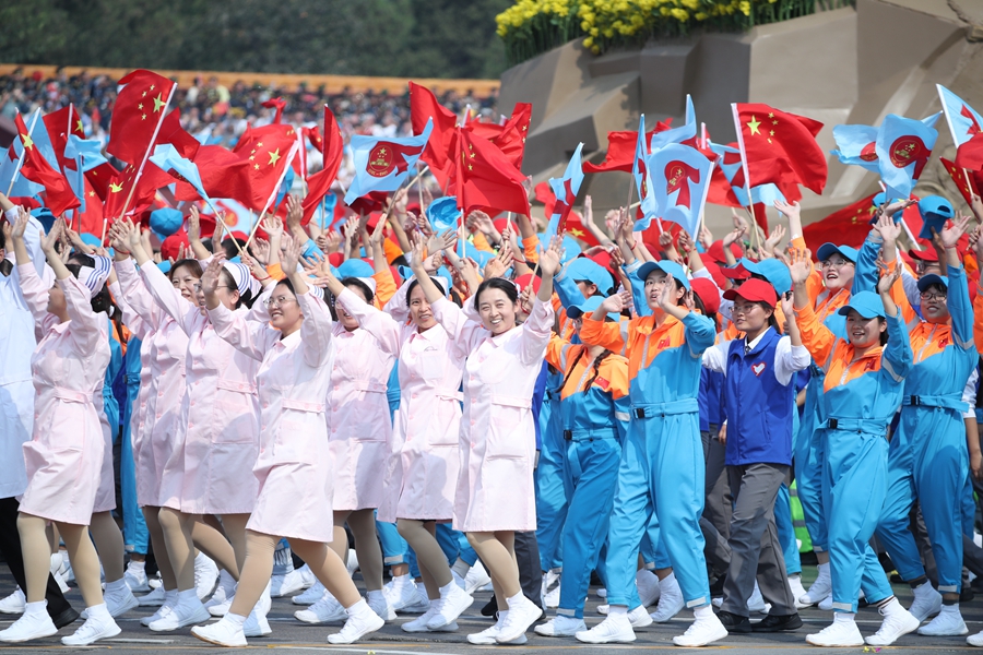 群眾大游行，歡樂的海洋！