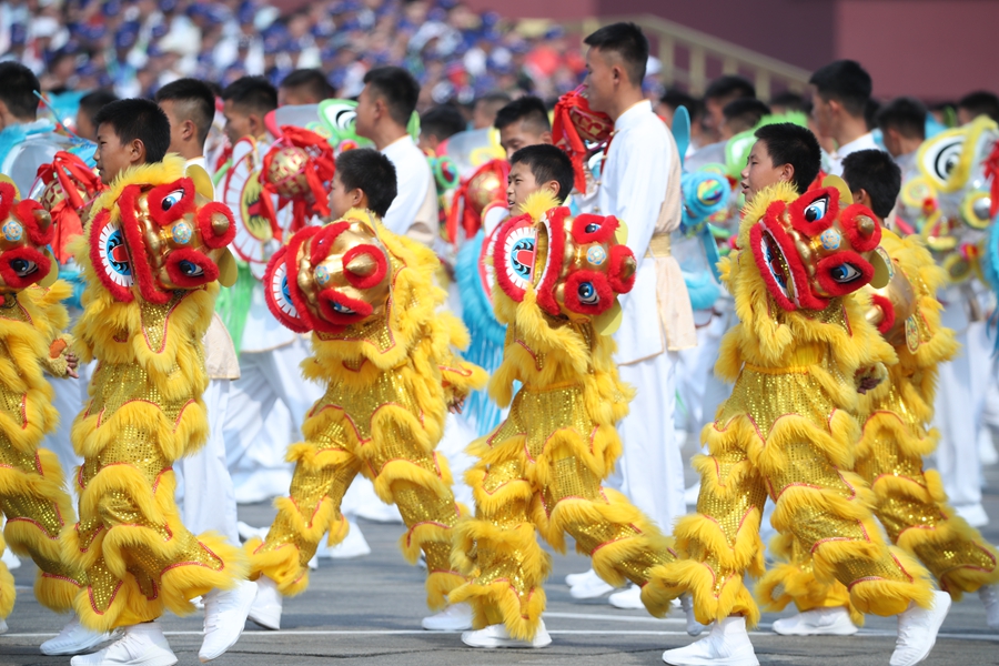 群眾大游行，歡樂的海洋！