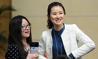 發(fā)布會(huì)現(xiàn)場的美女記者