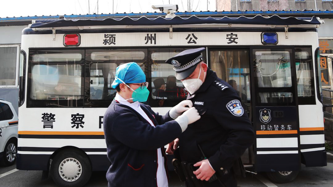 警察魏云龍：咫尺之間，各自奮戰