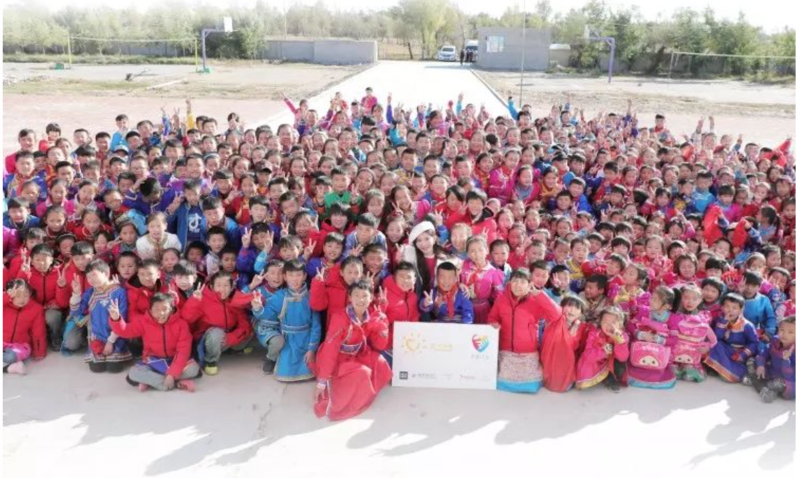 不知不覺，&ldquo;多一克溫暖&rdquo;已經步入第六年。2019年10月14日，林志玲首次作為公益同行人，攜手鳳凰網&ldquo;護童計劃&rdquo;，與&ldquo;多一克溫暖&rdquo;一起趕赴內蒙古回訪茫汗蘇木中心校的&ldquo;志玲姐姐之家&rdquo;，給那里的孩子送去溫暖。