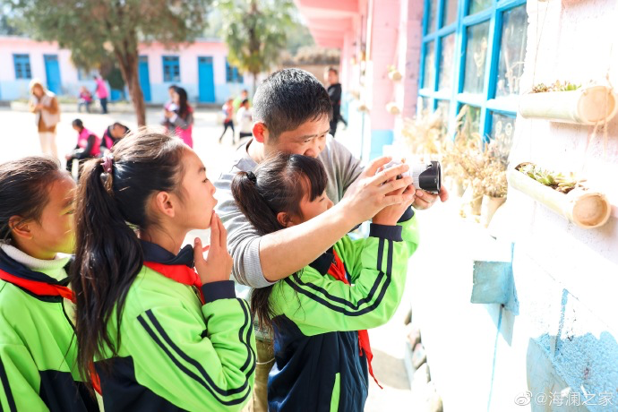 盡管身處大山，塢鉛小學卻到處都是驚喜，自制插花、獨一無二的石頭畫、杉木墩上的24節氣圖&hellip;&hellip;孩子們從不缺少發現美的眼睛。2019年，海瀾之家特別準備了攝影課堂，讓孩子們通過拍照的方式自由地傳達真善美。