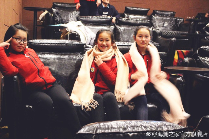 彼時恰逢《尋夢環游記》上映，&ldquo;寒令營&rdquo;的孩子們一起在電影院觀看了電影，平日里最鬧騰的孩子，在第一次看3D電影時也變得安靜專注。孩子們在這段旅程中增長了見識，一個更豐盛的世界就這樣打開了。