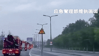 暴雨中 他們&ldquo;逆流而上&rdquo;：跨省救援！7省1800名消防員增援河南