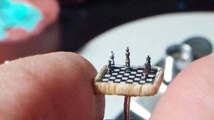 比指甲蓋還小！ 土耳其微雕藝術家雕出超小國際象棋