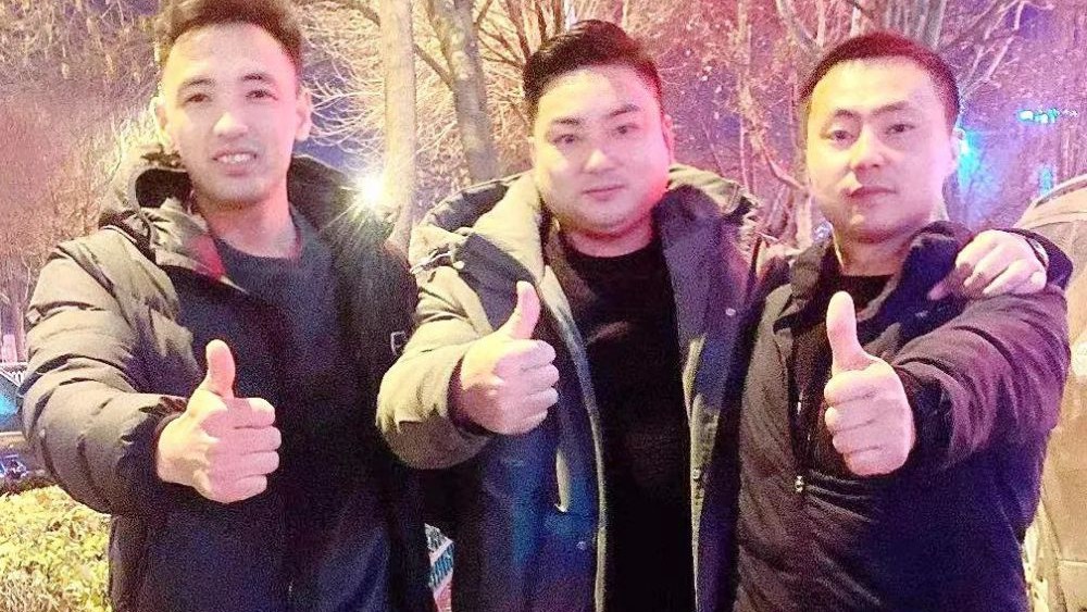 熱點(diǎn)快追｜路面結(jié)冰大貨車開始溜車！24塊&ldquo;救命石&rdquo;幫助緊急脫險(xiǎn)