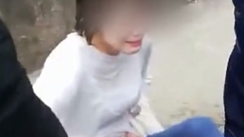 四川一女子墜河欲輕生，兩名消防員一躍而下