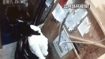 電梯內(nèi)突發(fā)自燃 電動車進樓怎么禁？ 發(fā)現(xiàn)電瓶車有起火苗頭應(yīng)立刻撤離