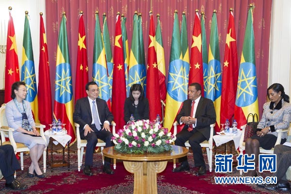 李克強(qiáng)總理夫人程虹、穆拉圖總統(tǒng)夫人梅阿扎參加會(huì)見。新華社記者王曄攝 李克強(qiáng)總理夫人程虹、穆拉圖總統(tǒng)夫人梅阿扎參加會(huì)見。新華社記者王曄攝